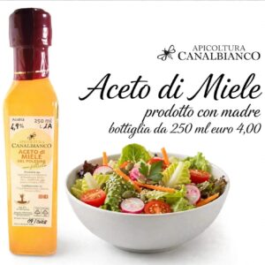 Bottiglia di aceto di miele artigianale dell'Apicoltura Canalbianco esposta all'interno della enoteca La botega del vin a Lendinara in provincia di Rovigo.