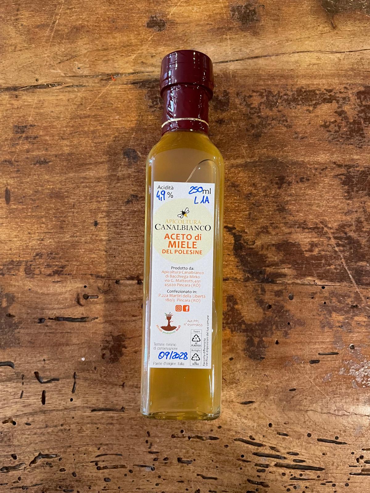 Bottiglia di aceto di mele artigianale Apicoltura Canalbianco esposta all'interno della enoteca La botega del vin a Lendinara in provincia di Rovigo.
