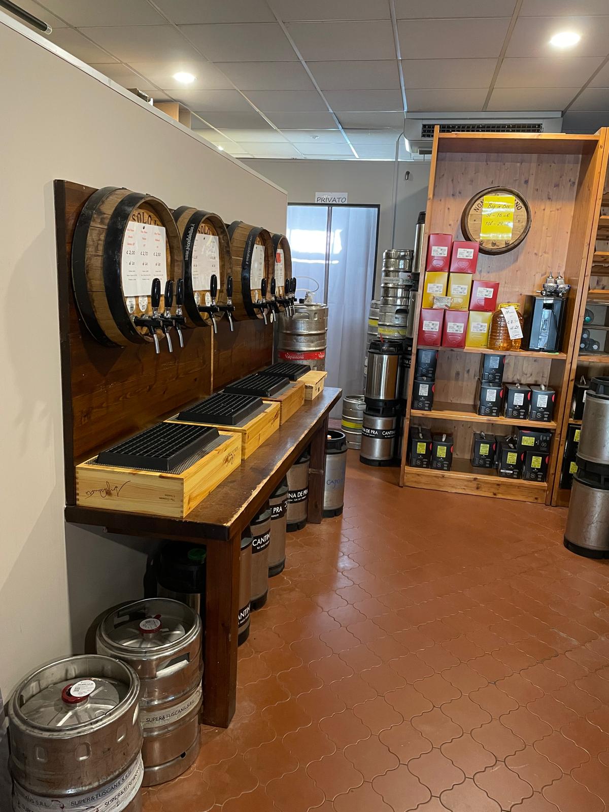 Impianto di spillatura professionale dedicato ai vini sfusi all'interno della enoteca La botega del vin a Lendinara in provincia di Rovigo.